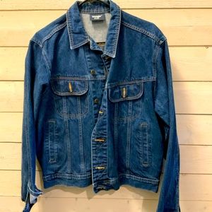 Like new mens wrangler blue jean jacket. Light weight. In great shape. Dark Jean